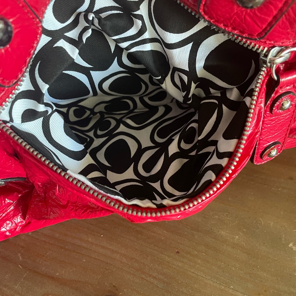 Guess red patent handbag - Picture 7 of 9